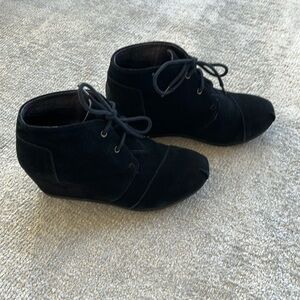 Skechers Bobs Wedge Ankle Booties Lace Up Black Suede Women Size 6.